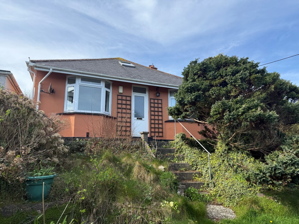 Lot: 123 - DETACHED BUNGALOW FOR UPDATING OR REPLACEMENT - Front elevation taken from garden